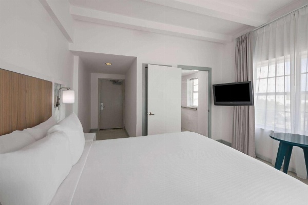 Townhouse Hotel by LuxUrban image 2